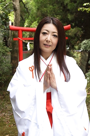 Kimono woman Ayano Murasaki shows her twat