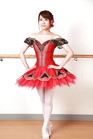 Domineer Asian ballerina Ririka Suzuki shows gone