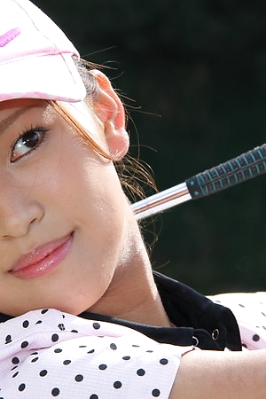 Hot golf suitor Nao Yuzumiya window-dressing